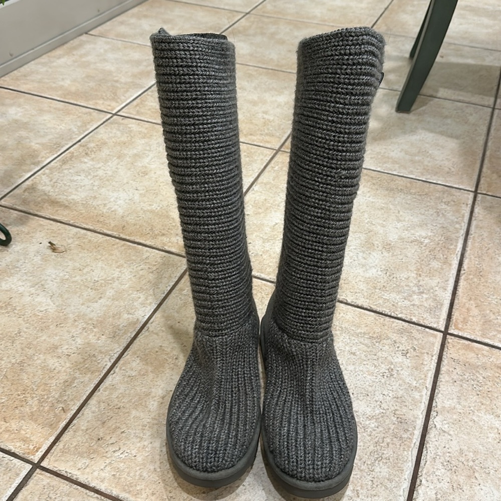 EUC UGG classic cardy boots US 9 - Picture 2 of 7